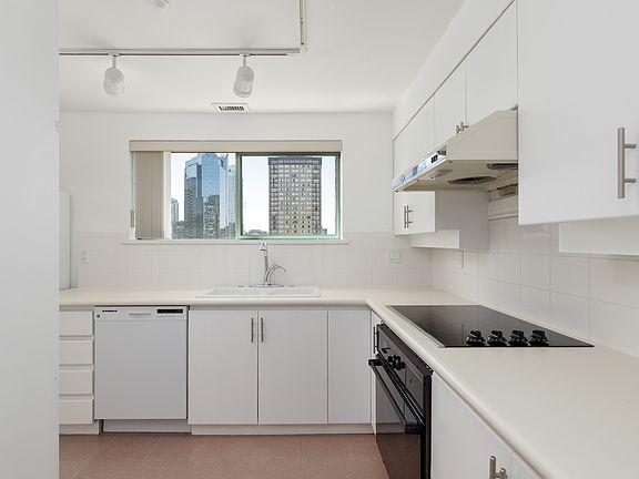 5th image of 909 Burrard St #1204