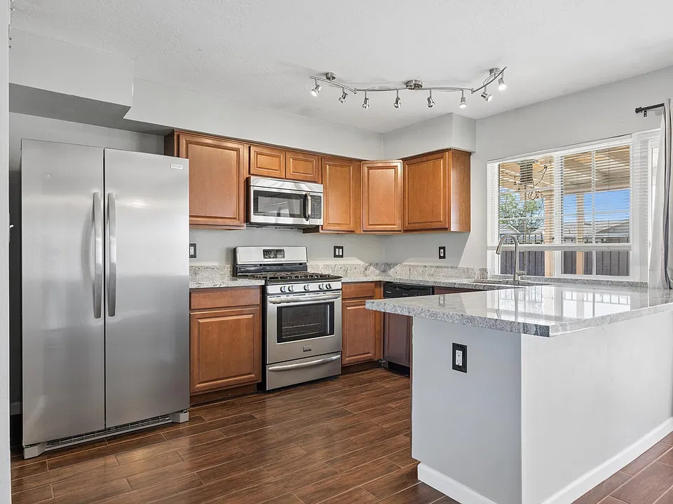 2327 W Sunnyside Ave