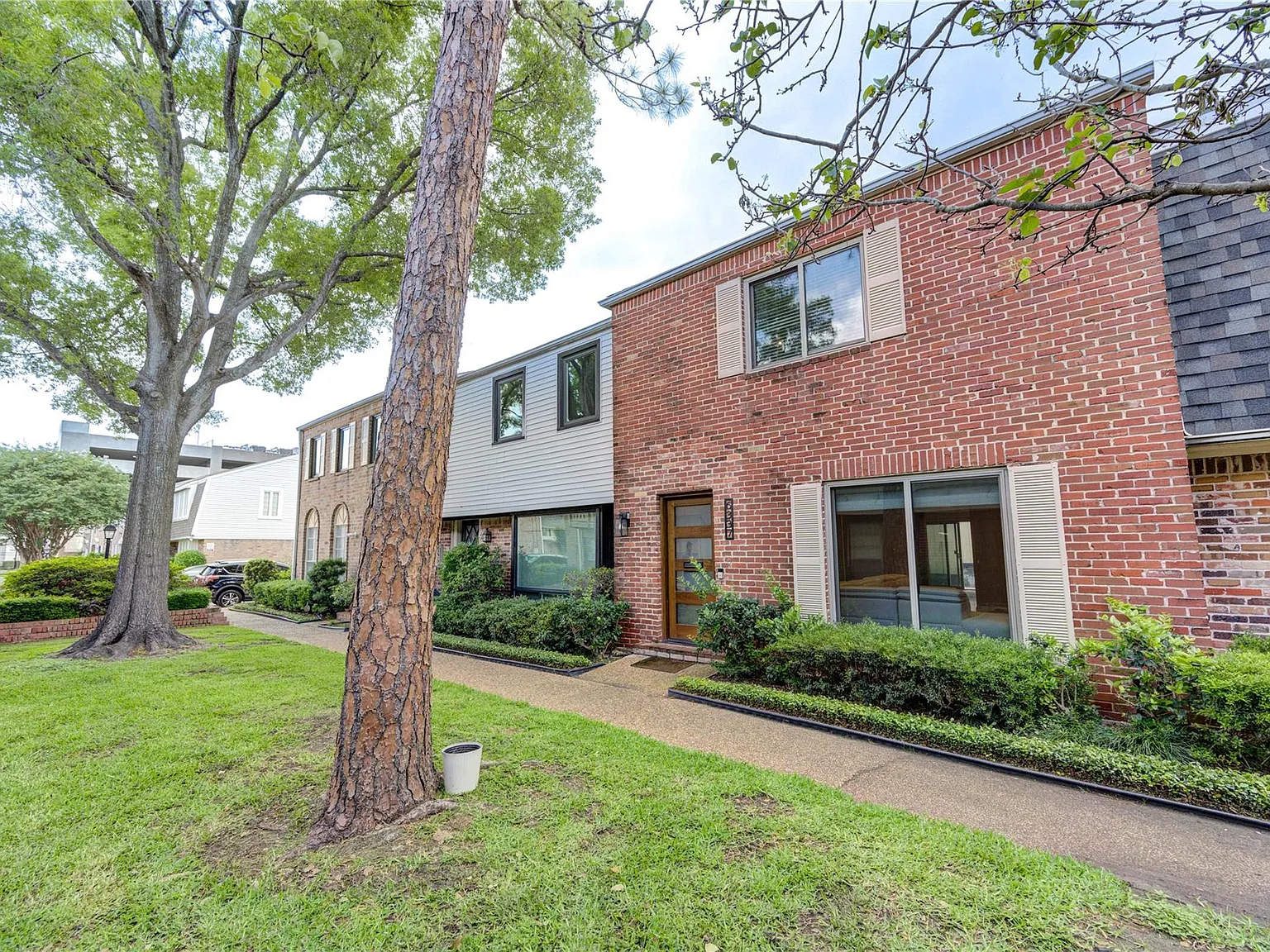 3 bed, 2.5 bath, 1640 sqft, $2,400 — Photo 1