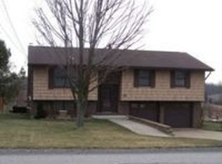 40 Meadowcrest Dr, Cecil, PA 15321