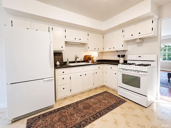 5th image of 309 E Mill St