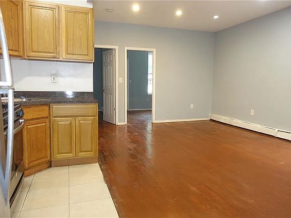 5th image of 553 Ashford St