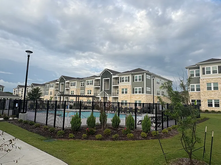 Denton Grove — Photo 37