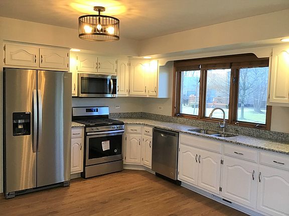 3rd image of 21182 Lakeview Ln