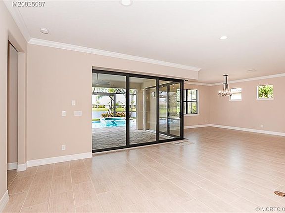 4th image of 624 SE Monteiro Dr