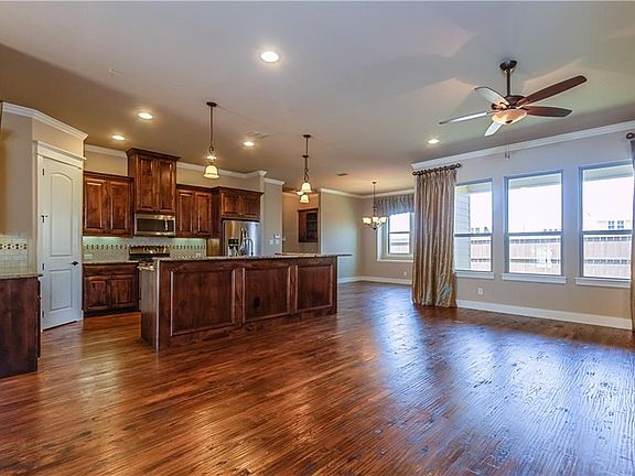 5th image of 417 Village Way