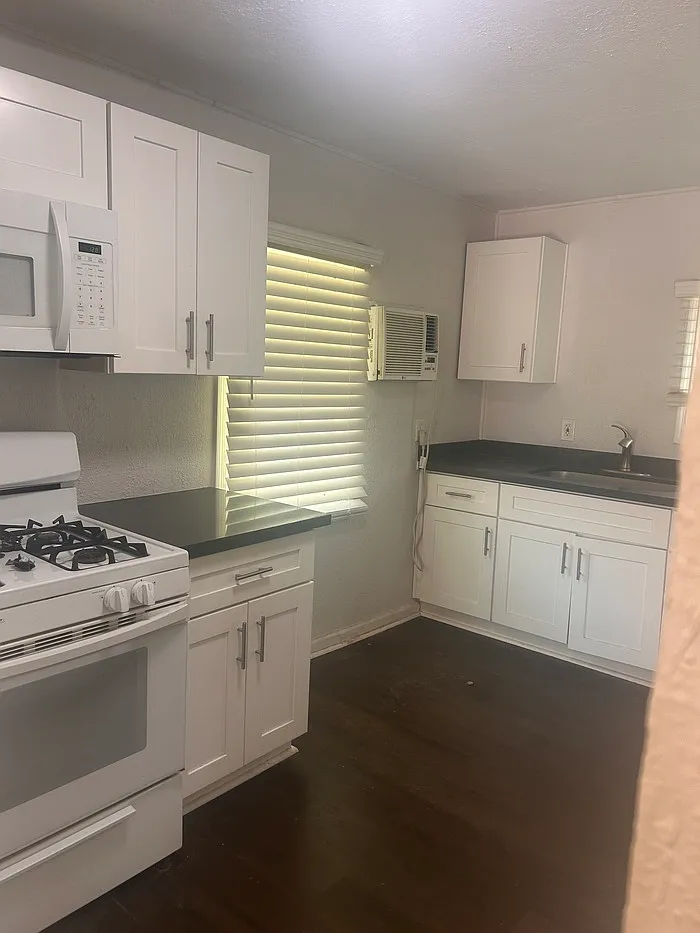 Studio, 1.0 bath, 650 sqft, $875 — Photo 2