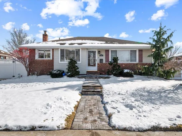 527 Parker Avenue, Levittown, NY 11756