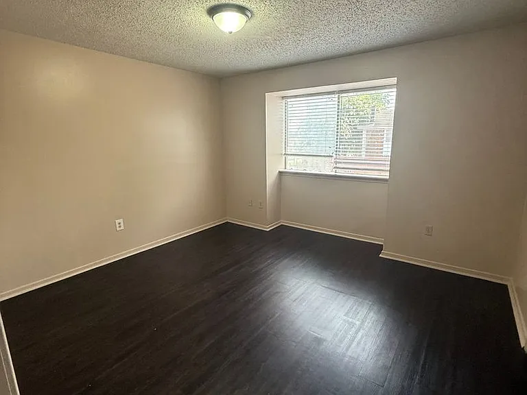 8911-8921 Gsri Ave — Photo 6