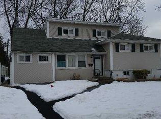 7 Dolphin Dr, Farmingdale, NY 11735