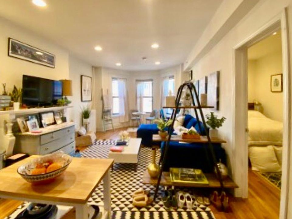 2nd image of 272 Newbury St APT 5