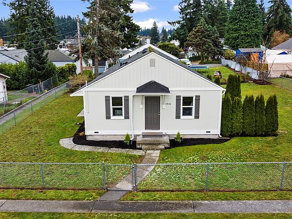2nd image of 1016 Woodlawn Avenue