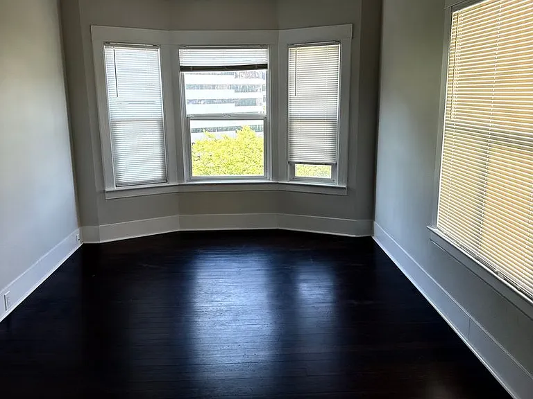 Great Location with Full Washer and Dryer in Unit and Full Kitchen! — Photo 19
