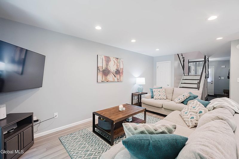 4th image of 4005 Chaucer Place