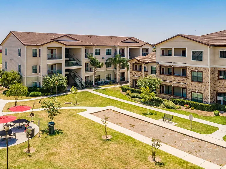 Plantation Apartments — Photo 13