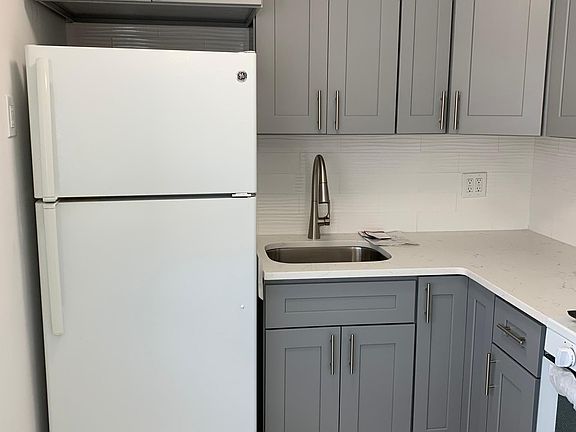 4th image of 998 Edgegrove Ave Floor 1