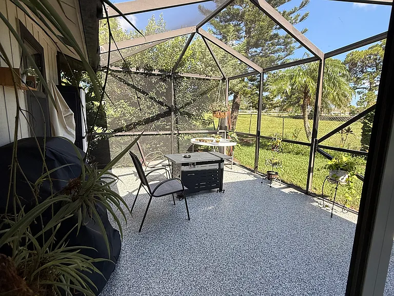 2507 Canterbury Dr N — Photo 13