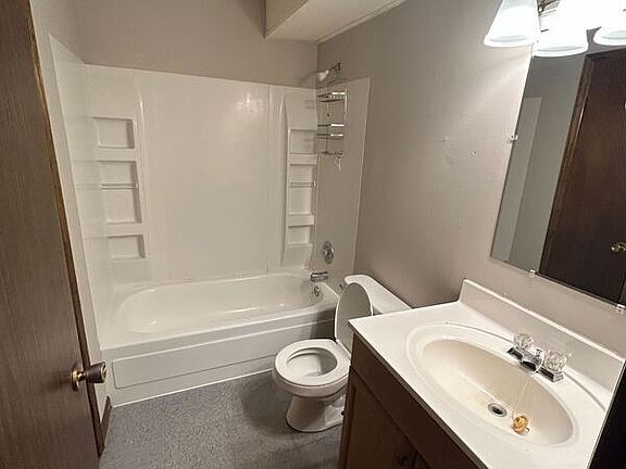 5th image of 2406 Whitegate Dr APT 24