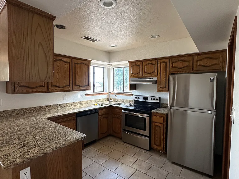 1454 33rd Cir SE — Photo 3