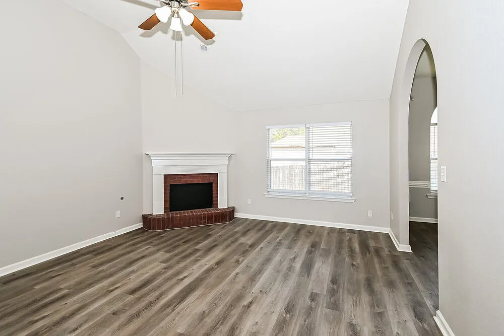 3 bed, 2.0 bath, 1838 sqft, $2,175 — Photo 3