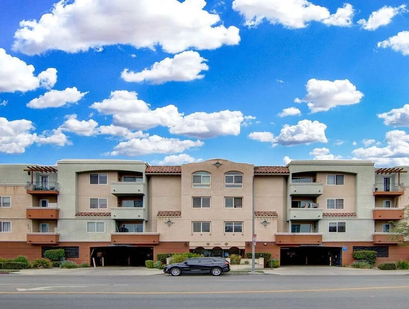 Spacious Corner 2BR Condo in Van Nuys — Photo 2