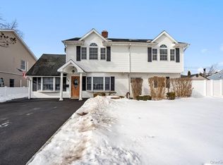 33 Skylark Ln, Levittown, NY 11756