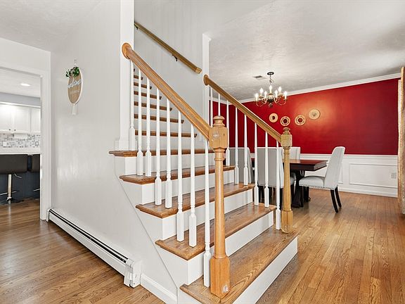 3rd image of 19 Amherst Rd