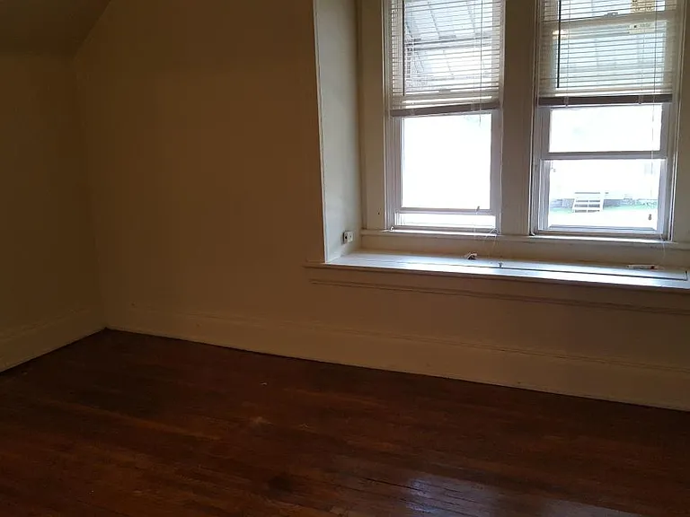 Master bed hardwd floor