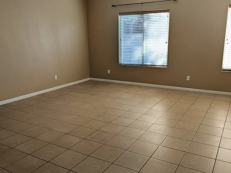 372 Megan Cir — Photo 3