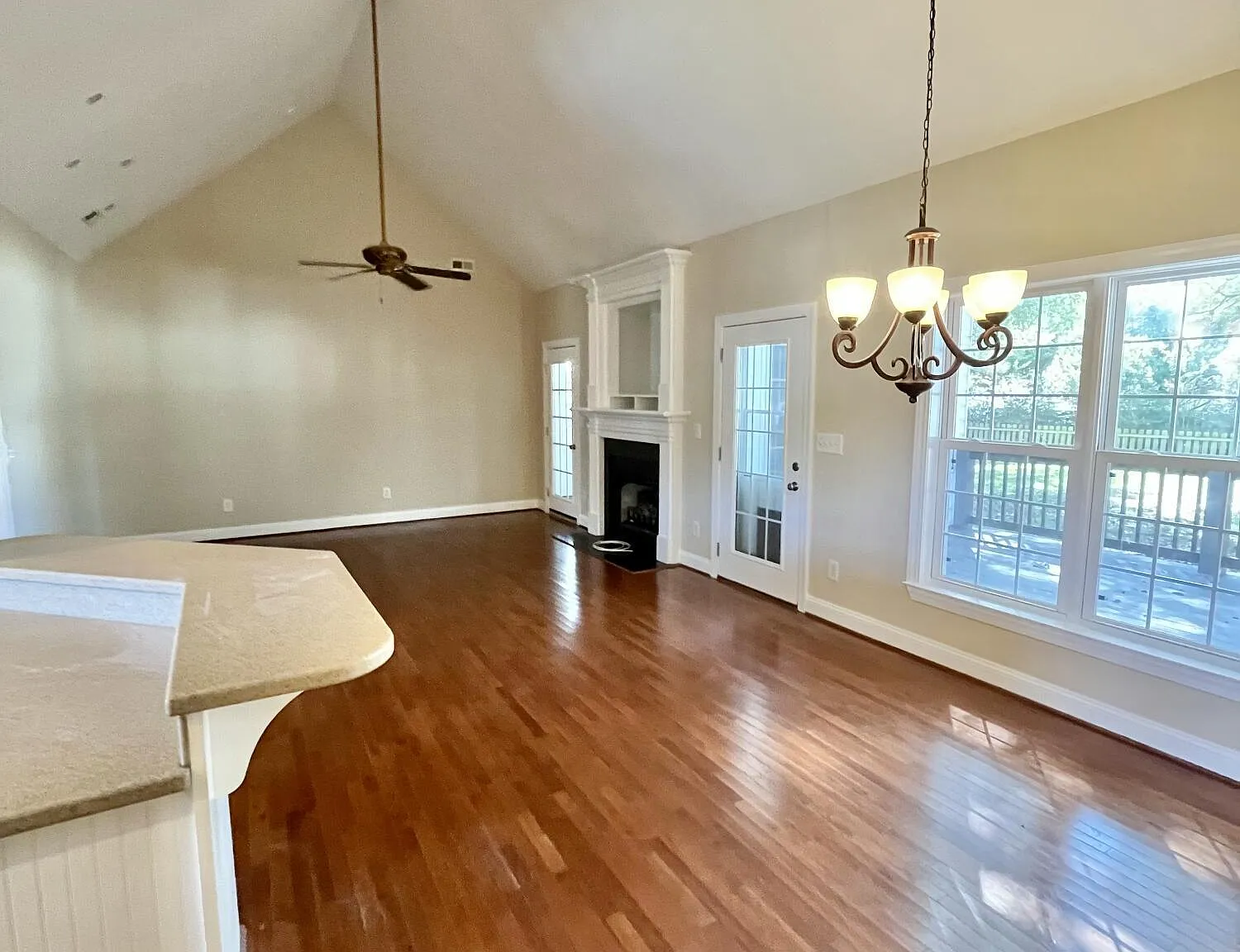 3 bed, 2.0 bath, 1850 sqft, $2,400 — Photo 4