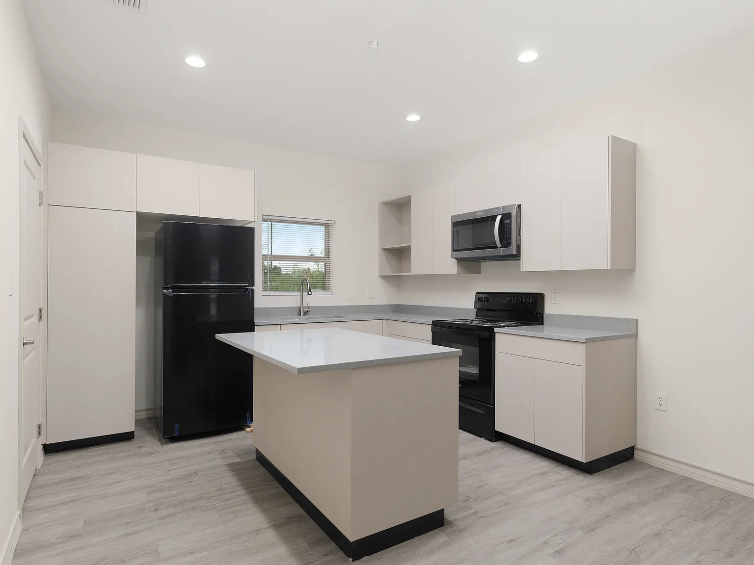 2 bed, 922 sqft, $1,390 — Photo 2