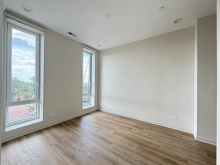 3207 N Narragansett Ave #504 — Photo 15