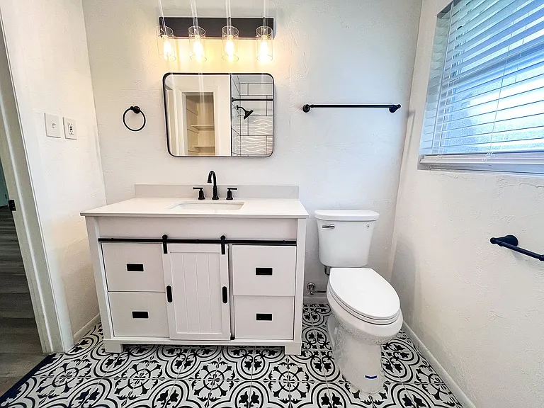 414 SE 8th St #D — Photo 15