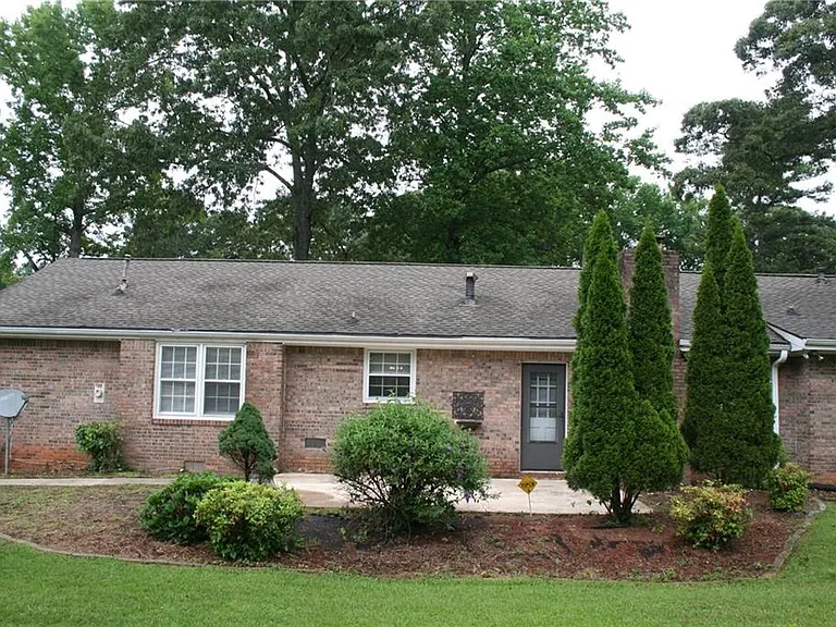2075 Pinewood Dr — Photo 2
