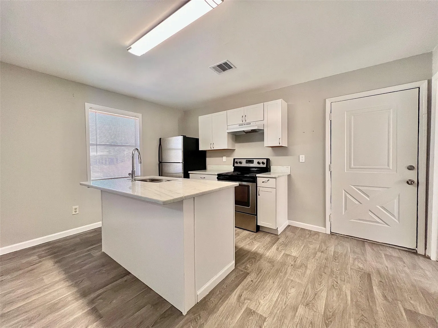 3 bed, 2.0 bath, 943 sqft, $1,350 — Photo 2