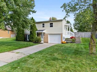 3638 Summit View Dr NE, Grand Rapids, MI 49525