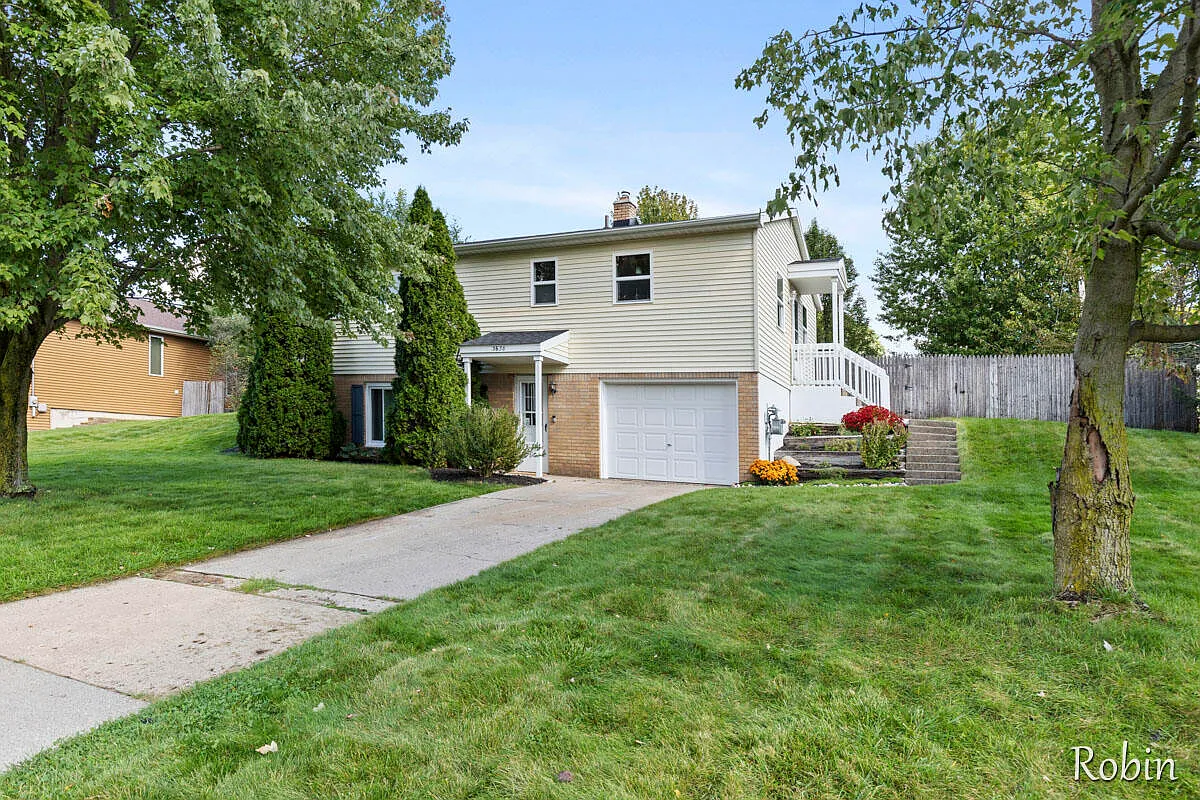 3638 Summit View Dr NE photo 1