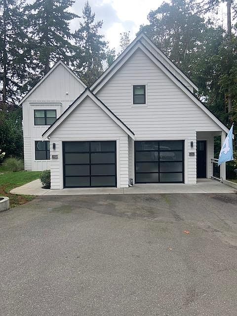 Ground floor single level home in duplex building. Small neighborhood, walkable to the Bainbridge ferry, groceries, bars, library, schools, parks, Virginia Mason Franciscan Health and more.
Large open, grassy areas for dog to play, fetch and do business.