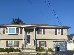 832 S 5th St, Lindenhurst, NY