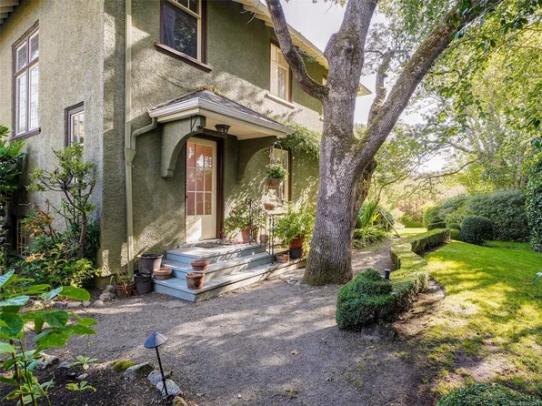 535 Island Rd, Oak Bay, BC V8S 2T7