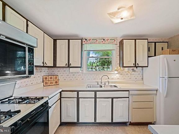 5th image of 4532 Hazelton Dr
