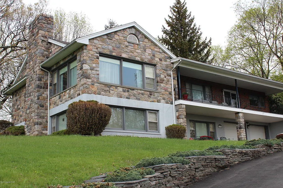 1112 Crestview Dr photo 1
