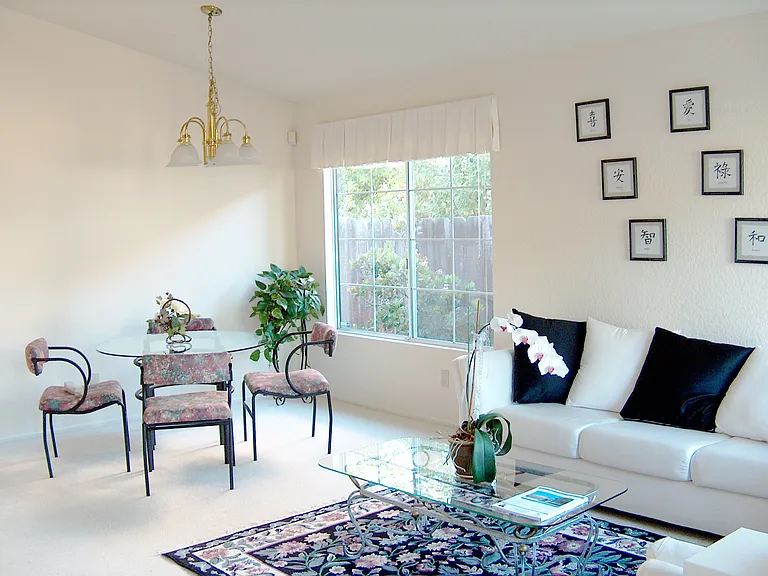 Living/dinning rm combo(furniture/carpet for reference only)