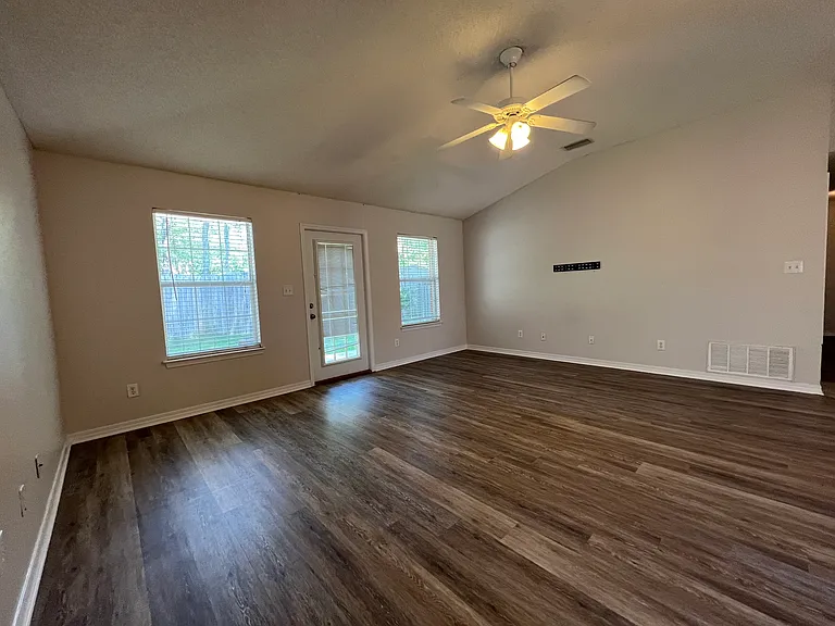 154 Cypress Ln — Photo 5