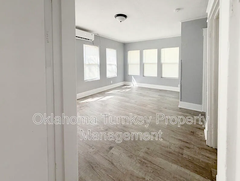 3 bed, 1.0 bath, 1300 sqft, $1,050 — Photo 2
