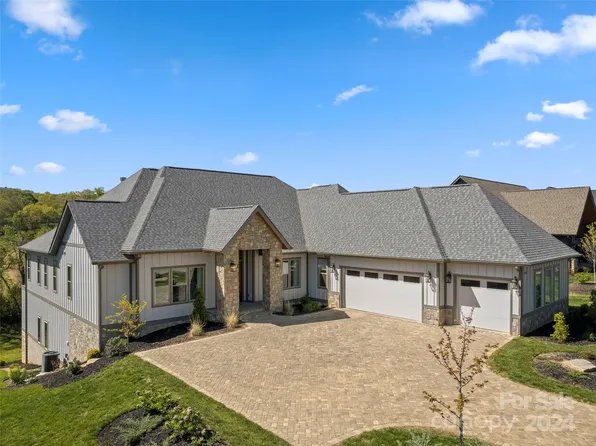 383 Daniel Circle Dr, Mills River, NC 28759