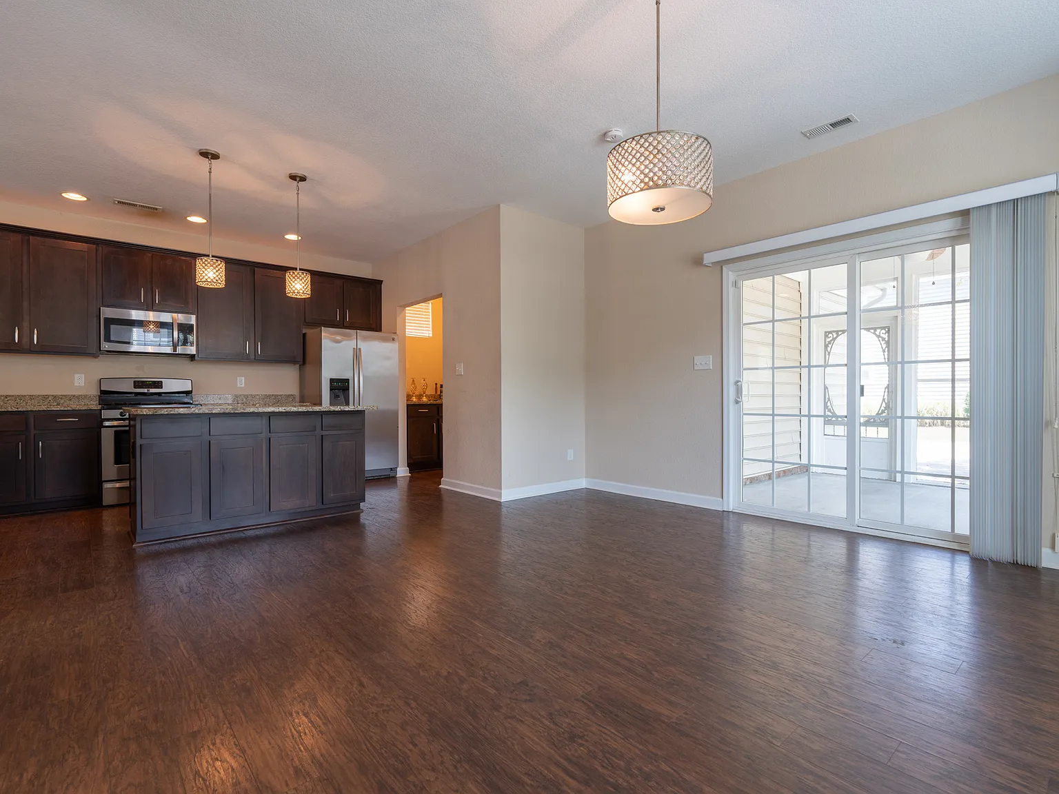 4 bed, 2.5 bath, 2112 sqft, $2,800 — Photo 3