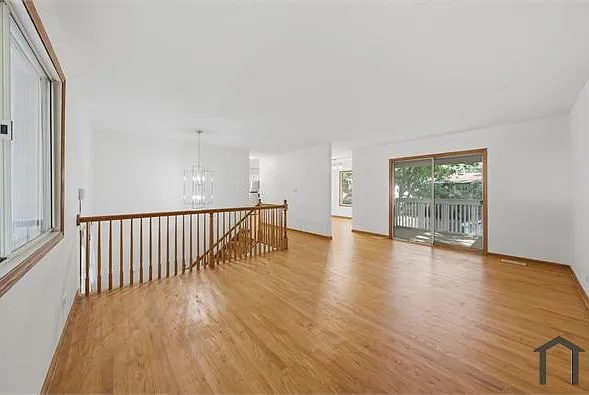 5 bed, 2500 sqft, $4,875 — Photo 2