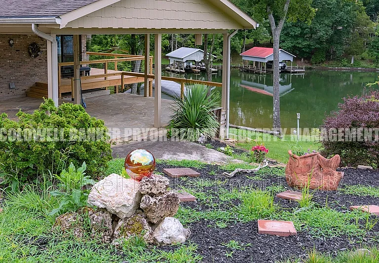 165 Lakeshore Ct — Photo 4