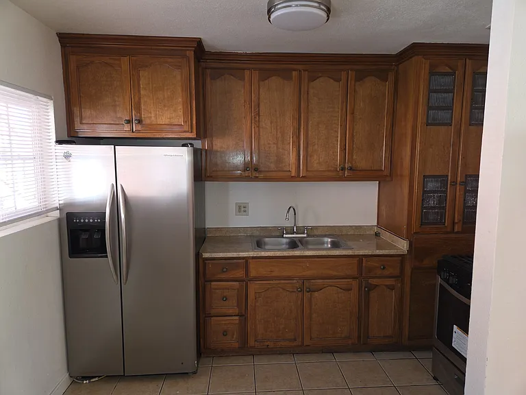 2637 1/2 E Monroe St — Photo 5